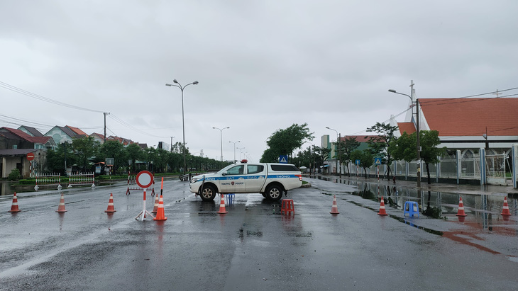 Quốc lộ 1 ngập lũ, xe cộ ùn ứ dài hàng cây số đường lên cao tốc Đà Nẵng - Quảng Ngãi - Ảnh 2.