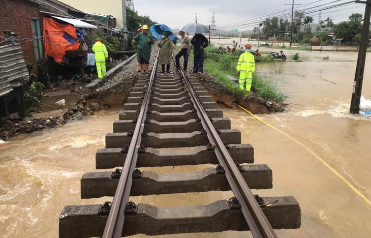 Đường sắt qua Quảng Nam trơ xương nhiều đoạn do mưa lũ - Ảnh 1.