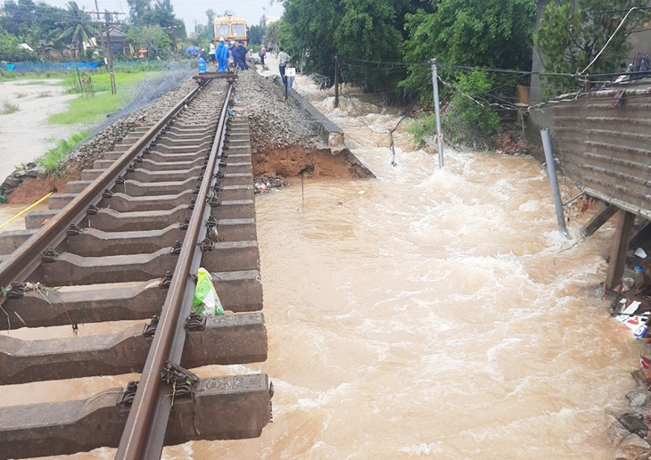 Đường sắt qua Quảng Nam trơ xương nhiều đoạn do mưa lũ - Ảnh 3.