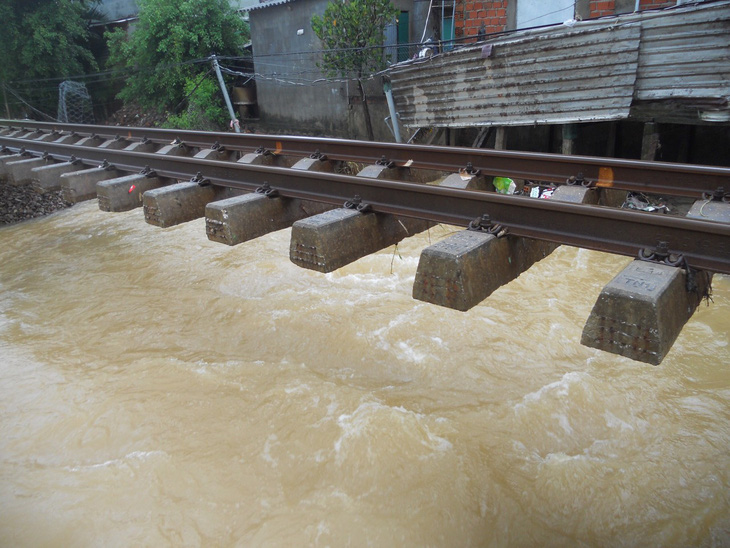 Đường sắt qua Quảng Nam trơ xương nhiều đoạn do mưa lũ - Ảnh 2.