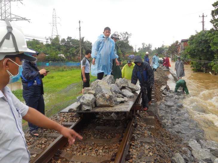 Đường sắt qua Quảng Nam trơ xương nhiều đoạn do mưa lũ - Ảnh 4.