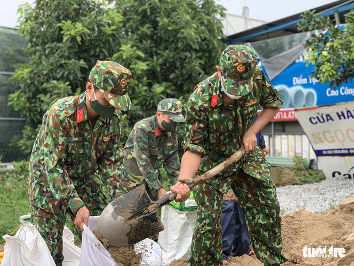 Băng rừng mang lương thực vào tiếp tế cho bà con bị cô lập - Ảnh 6.