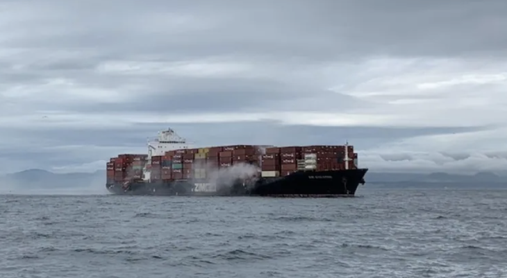 Tàu container cháy và phát tán khí độc ngoài khơi Canada - Ảnh 1.