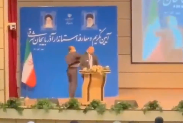 Thống đốc ở Iran bị tát ‘nổ đom đóm’ trong lễ nhậm chức - Ảnh 1.