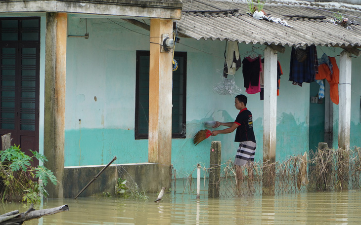 Quảng Nam: Lũ rút chậm, nhiều nơi vẫn ngập, quốc lộ 1 thông đường
