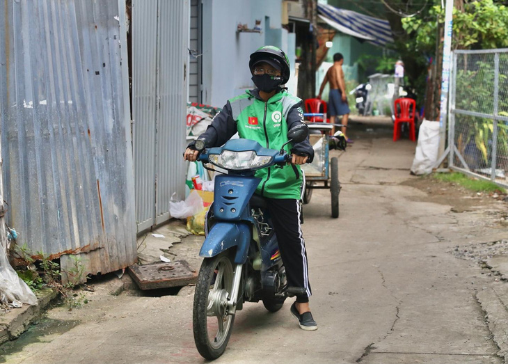 Nữ tài xế Gojek: Từ người mù đường, giờ đi đâu cũng không sợ - Ảnh 1.
