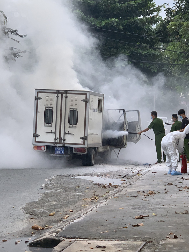 Xe thùng loại chở phạm nhân bốc cháy ở quận 12 - Ảnh 3.