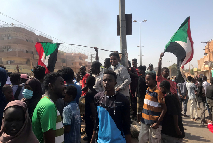 Người dân sôi sục biểu tình phản đối đảo chính Sudan, ít nhất 7 người chết - Ảnh 1.