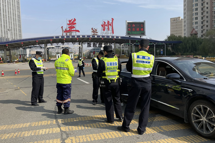 Trung Quốc phong tỏa thành phố Lan Châu, xe buýt và taxi ngừng chạy - Ảnh 1.