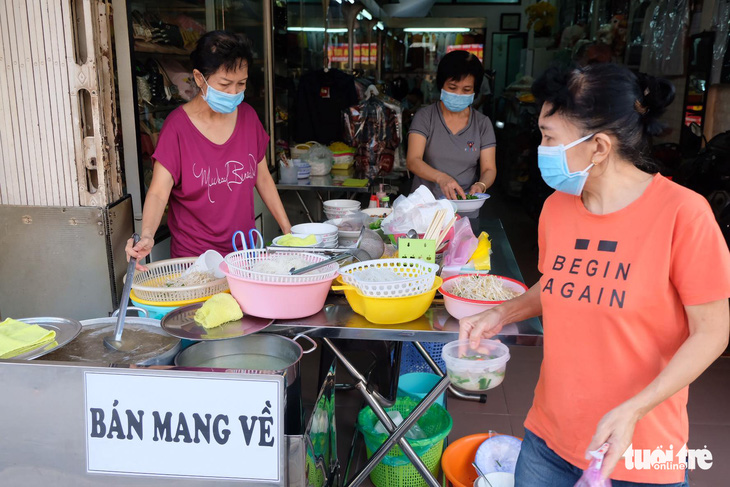 Ngày đầu tiên bán tại chỗ, dân Sài Gòn dậy sớm để ăn cơm tấm, phở nóng - Ảnh 12.