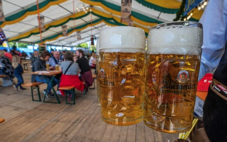 Lạm phát ở Đức: Từ cốc bia đến xe hơi đều tăng giá