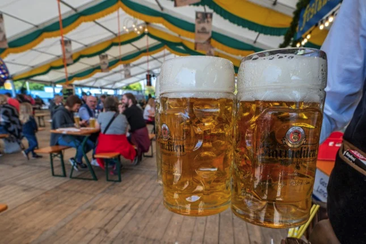 Lạm phát ở Đức: Từ cốc bia đến xe hơi đều tăng giá - Ảnh 1.