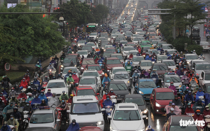 Thu phí xe vào nội đô Hà Nội, TP.HCM: Muốn thu thì giao thông công cộng phải tốt