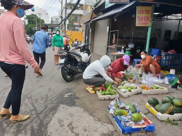 Siêu thị đông như hội, bất an với mua bán tự phát - Ảnh 1.