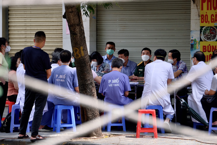 Bệnh viện Việt Đức bị phạt 14 triệu vì không báo ca COVID-19 - Ảnh 1.
