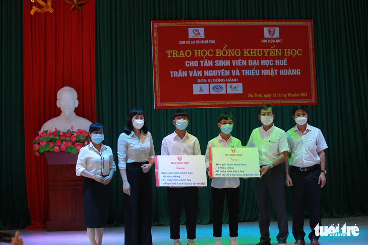 Đôi bạn mồ côi ở Hà Tĩnh nhận thêm 80 triệu đồng - Ảnh 1.