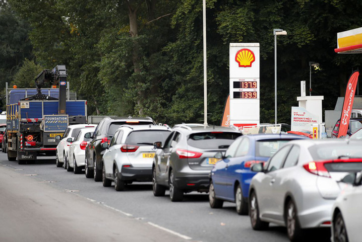 Khủng hoảng nhiên liệu ở Anh: Cưỡi ngựa chọc tức người đi xe hơi xếp hàng mua xăng - Ảnh 3.
