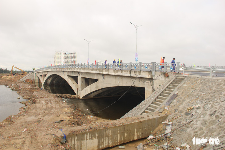 Đà Nẵng đưa vào sử dụng tuyến cầu đường mới đi qua sông Cổ Cò - Ảnh 2.