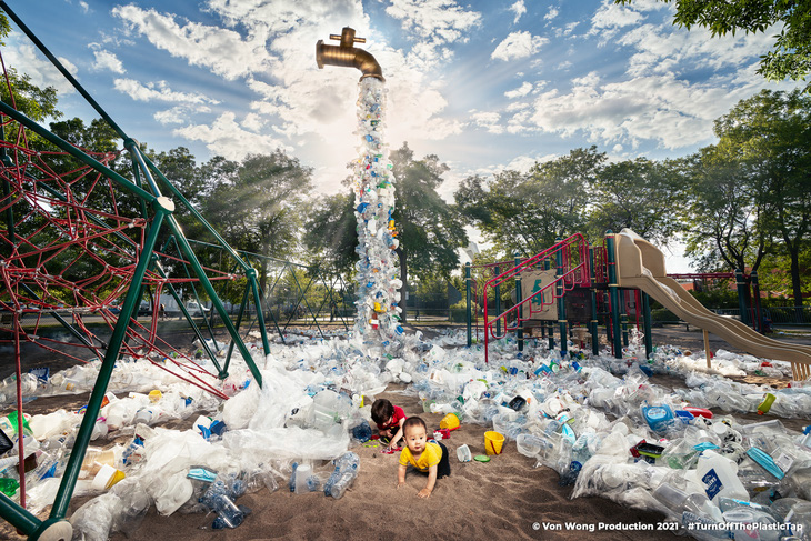 Nghệ sĩ Benjamin Von Wong: Thông điệp mạnh mẽ về rác thải nhựa qua Turn off the plastic tap - Ảnh 1.