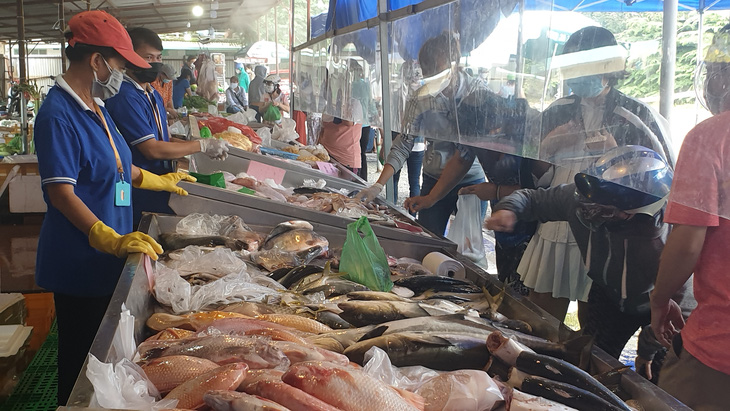 Dân Sài Gòn đổ đi mua tôm cá giảm giá, hàng hóa trang dịp Halloween ế ẩm - Ảnh 5.