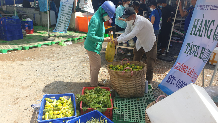 Dân Sài Gòn đổ đi mua tôm cá giảm giá, hàng hóa trang dịp Halloween ế ẩm - Ảnh 7.