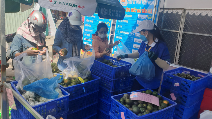 Dân Sài Gòn đổ đi mua tôm cá giảm giá, hàng hóa trang dịp Halloween ế ẩm - Ảnh 6.