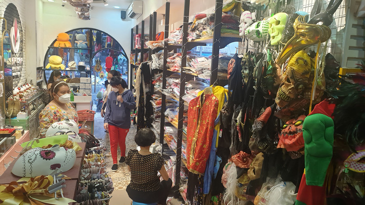 Dân Sài Gòn đổ đi mua tôm cá giảm giá, hàng hóa trang dịp Halloween ế ẩm - Ảnh 1.