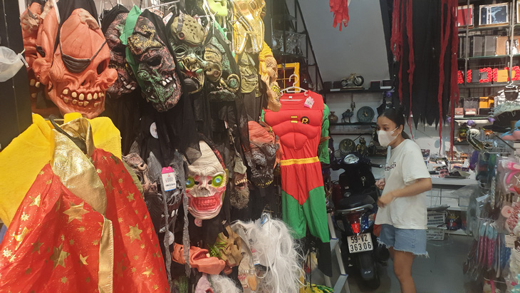 Dân Sài Gòn đổ đi mua tôm cá giảm giá, hàng hóa trang dịp Halloween ế ẩm - Ảnh 3.