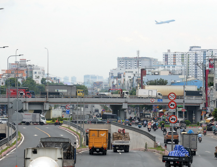 Vận tải lao đao với giá xăng dầu - Ảnh 1.