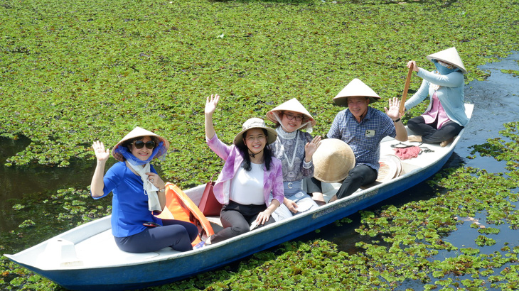 Phó chủ tịch TP.HCM ấn tượng khi được chủ tịch Long An đưa xuồng tham quan Cánh đồng bất tận - Ảnh 1.