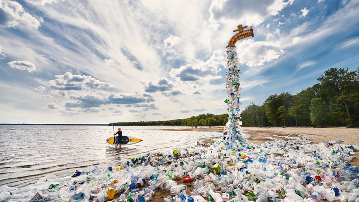 Nghệ sĩ Benjamin Von Wong: Thông điệp mạnh mẽ về rác thải nhựa qua Turn off the plastic tap - Ảnh 3.