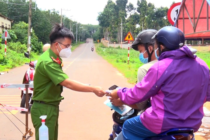 Lãnh đạo Đồng Nai yêu cầu ‘tính toán việc đi lại cho dân’ để phục hồi sản xuất - Ảnh 1.