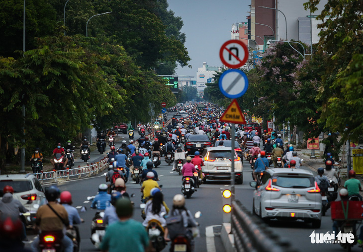 Đường sá TP.HCM đông nghịt như thời chưa giãn cách - Ảnh 4.