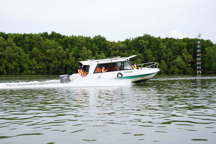 Saigontourist tặng bảo hiểm COVID cho du khách - Ảnh 2.