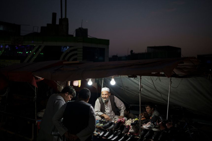 Kabul đối mặt tình trạng mất điện do Taliban không có tiền trả - Ảnh 1.
