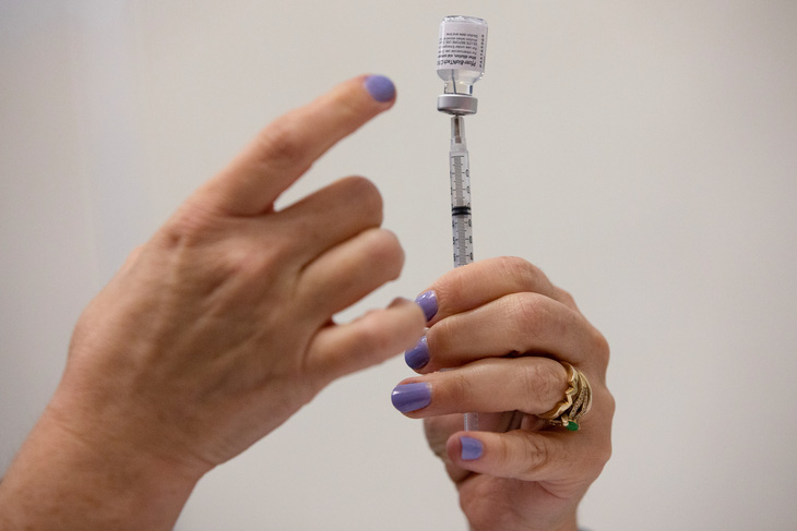 Sau nửa năm chích, hiệu quả ngăn lây nhiễm của vắc xin Pfizer còn 47% - Ảnh 1.