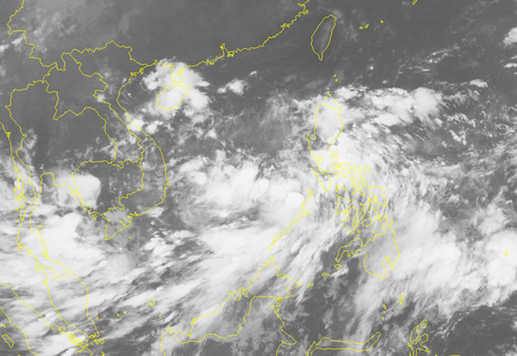 Chiều tối 5-10, vùng áp thấp vào Biển Đông, miền Trung mưa lớn - Ảnh 1.