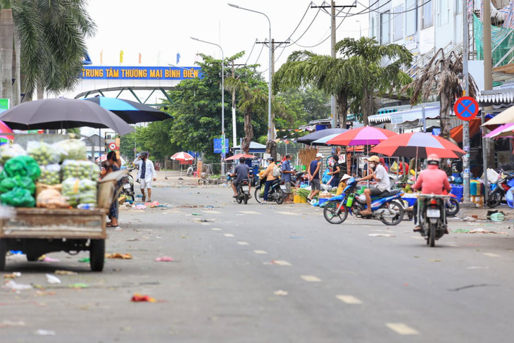 Mua bán quanh chợ đầu mối vẫn nhộn nhịp, tiểu thương chưa mặn mà với mở chợ truyền thống - Ảnh 1.