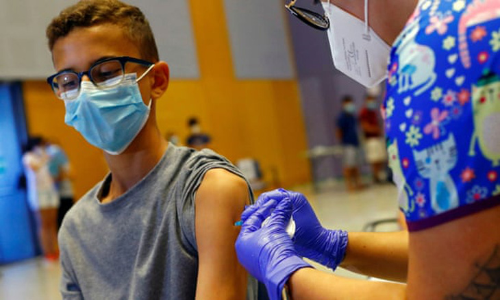 Cậu bé 14 tuổi được tiêm vắc xin COVID-19 của Moderna ở Tây Ban Nha - Ảnh: REUTERS