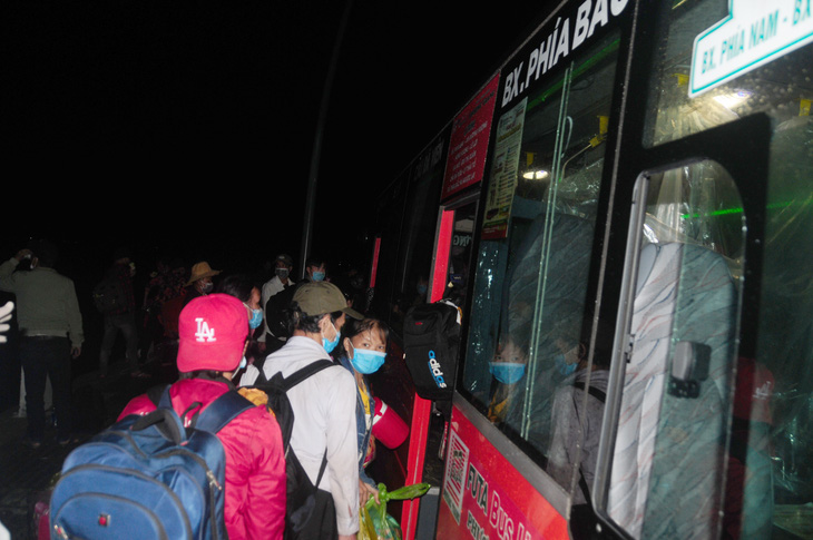 Hàng ngàn người vẫn ùn ùn ở hai bên đèo Hải Vân trong đêm mưa - Ảnh 2.