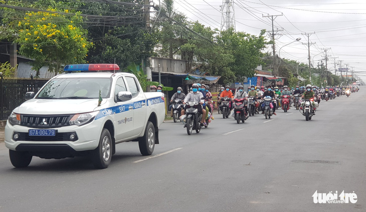 Người về quê quá đông, một số địa phương áp dụng chỉ thị 16 để phòng dịch - Ảnh 1.