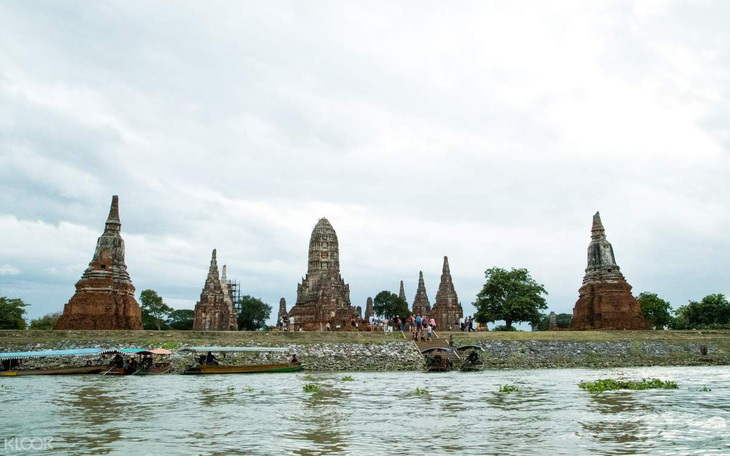 Nhiều ngôi chùa ngập trong lũ lụt tại thành phố lịch sử Ayutthaya