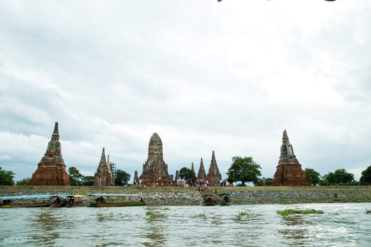 Nhiều ngôi chùa ngập trong lũ lụt tại thành phố lịch sử Ayutthaya - Ảnh 1.