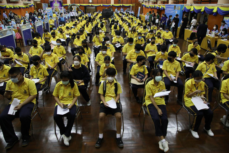 Gần 80% học sinh ở Thái Lan đăng ký tiêm vắc xin ngừa COVID-19 - Ảnh 1.