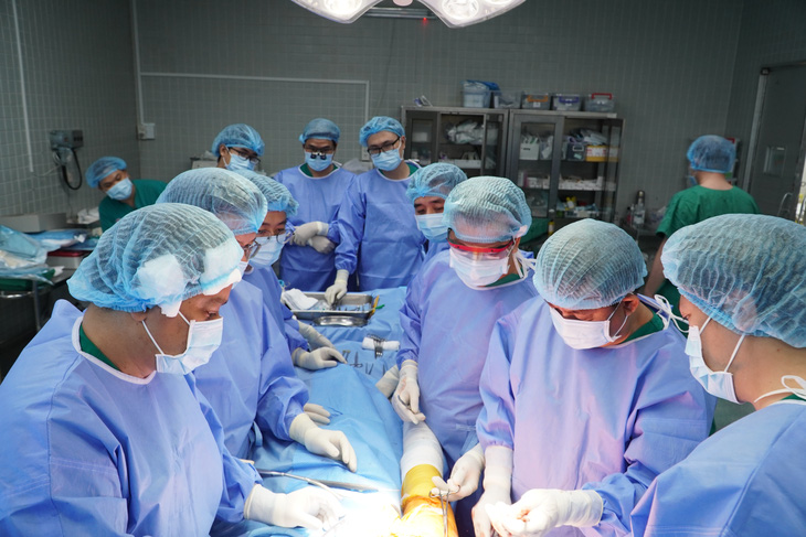 Cuộc đại phẫu thuật thay thế khớp háng bằng titanium 10 giờ phức tạp đầu tiên tại Việt Nam - Ảnh 1.