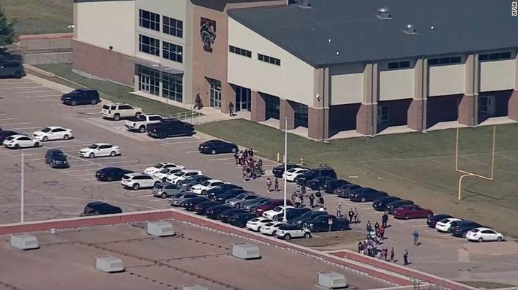 Bắt giữ nghi phạm xả súng ở trường trung học Mỹ - Ảnh 2.