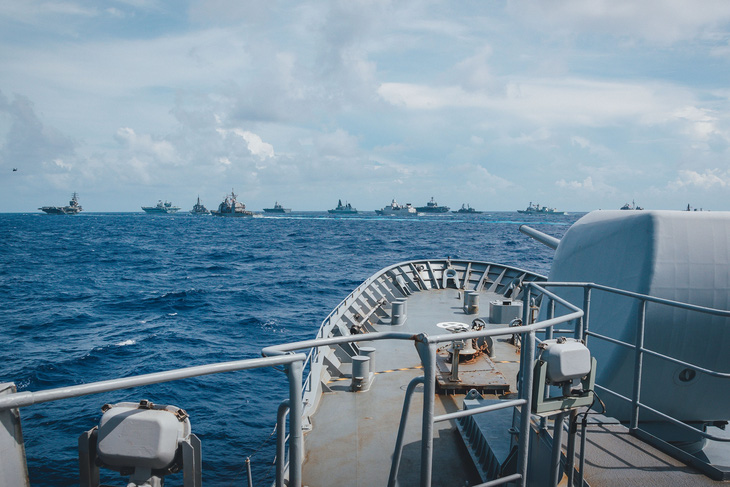 Tàu chiến Anh và New Zealand vào Biển Đông tập trận, Việt Nam nói gì? - Ảnh 1.