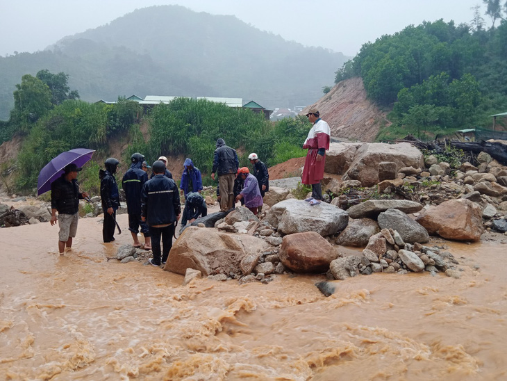 Quảng Nam: Miền núi yêu cầu sơ tán dân, suối bắt đầu chảy xiết - Ảnh 7.