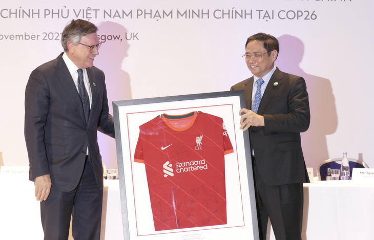 Thủ tướng Phạm Minh Chính đối thoại với doanh nghiệp Anh, được tặng áo đấu Liverpool - Ảnh 1.
