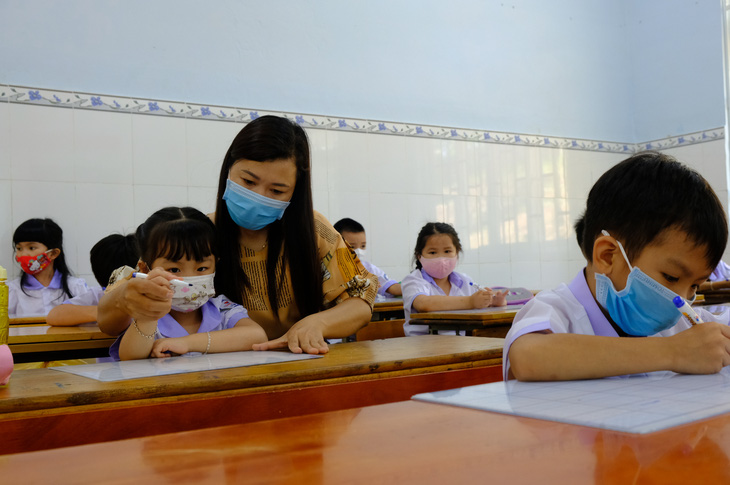 Đắk Nông tạm ngưng truy thu 5,5 tỉ tiền chi vượt phụ cấp giáo viên - Ảnh 1.